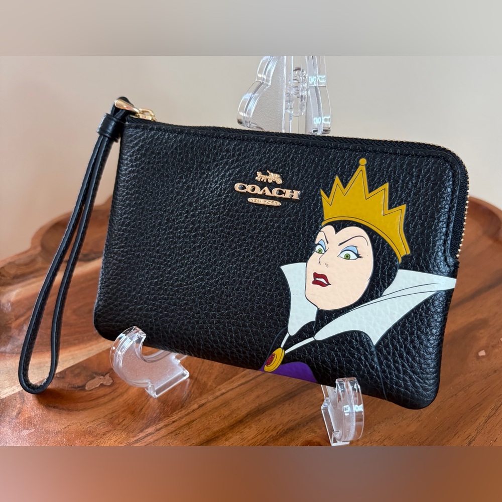 Disney x Coach Evil Queen Limited Edition Corner Zip Wristlet CC333 EUC - Picture 4 of 17